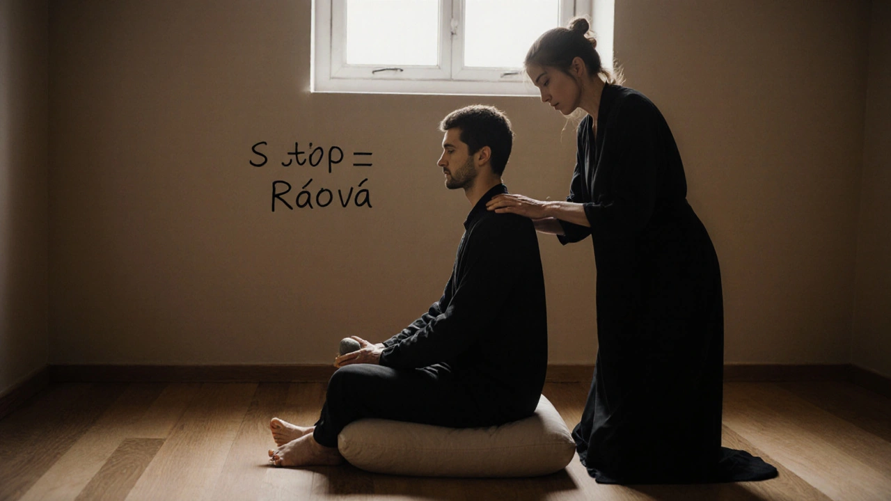 Klient drží kámen, masér klidně položí ruku na rameno – v pozadí je zápis &#039;Stop = Růžová&#039;.