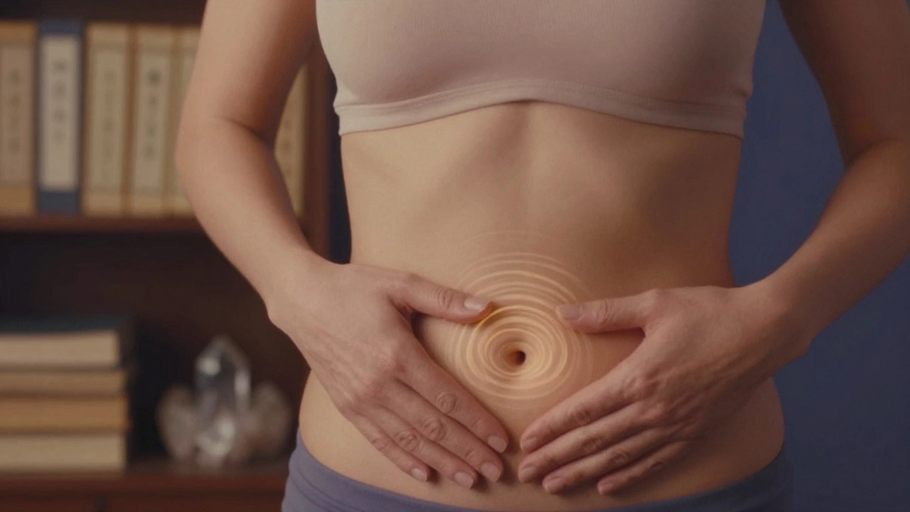 Žena jemně masíruje břicho, z jejího těla se šíří světelná vlna k prstům, tvář má klidný výraz.